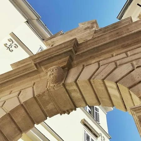 아파트 Rosemary 로비니